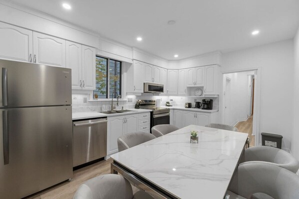 冷蔵庫、電子レンジ、オーブン、コンロ