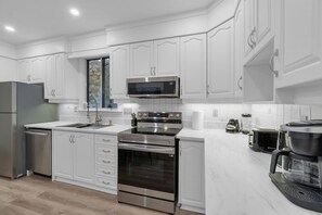 冷蔵庫、電子レンジ、オーブン、コンロ