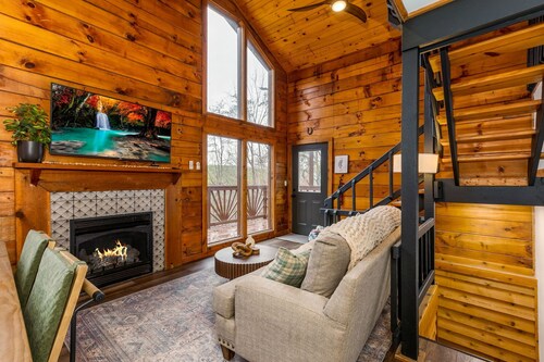 Log Cabin, 3 Bedrooms, Sauna, Cold Plunge, Full Body Massage Chair, Sleeps 6