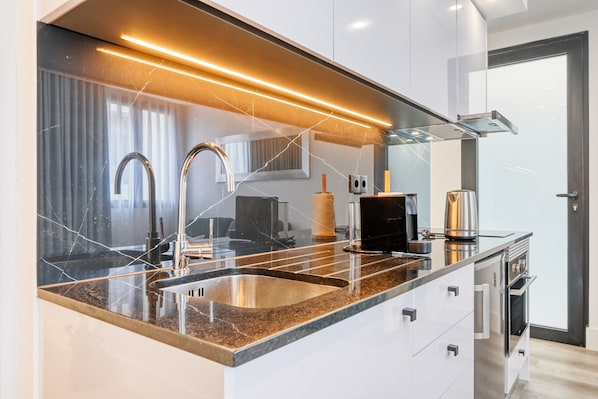 Kylskåp, mikrovågsugn, ugn och spishäll