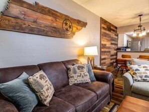 Living area - Alpine Overlook: Mtn Views, Pool Access, & Free Attraction Tickets (Gatlinburg)