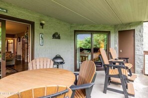 Outdoor dining - Alpine Overlook: Mtn Views, Pool Access, & Free Attraction Tickets (Gatlinburg)