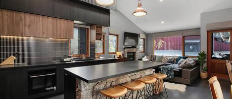 Réfrigérateur, micro-ondes, four, plaque de cuisson