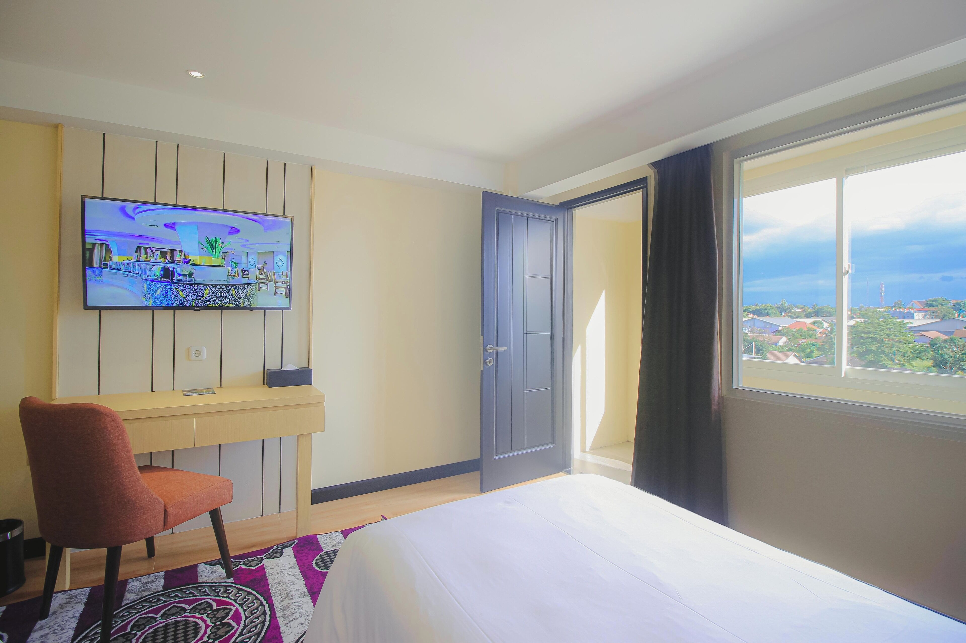 办公桌、免费 WiFi