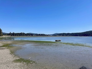 På stranden