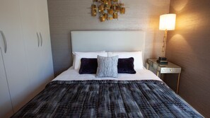 1 quarto, escrivaninha, ferros/tábuas de passar roupa, berço de viagem