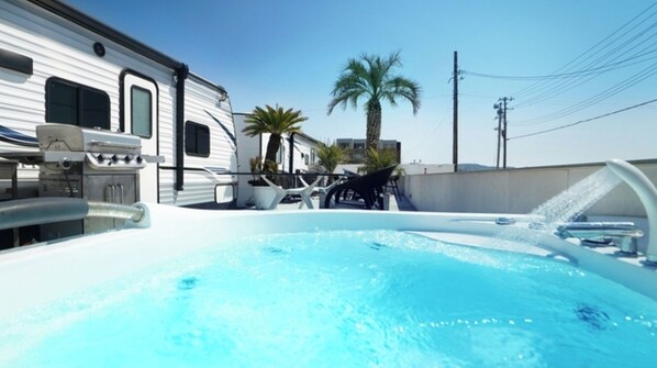 Bain à remous extérieur