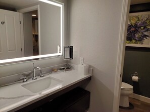 Een haardroger, handdoeken, zeep, toiletpapier