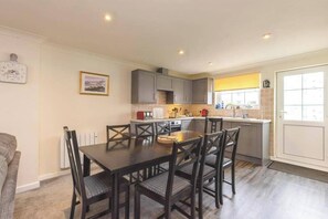 Dining - Atlantic Lodge 4-Beds, Sleeps 10, Pool & Pets Ok (Newquay)
