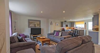 Atlantic Lodge 4-Beds, Sleeps 10, Pool & Pets Ok