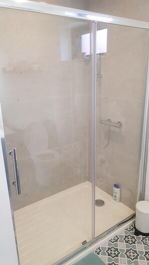 Een douche, een haardroger, handdoeken