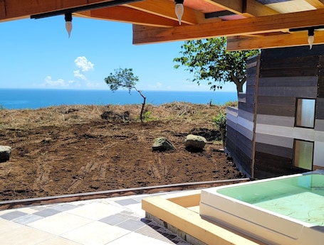 Outdoor spa tub. Familyroom1045 Ocean View / Asahi Chiba