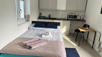 Iron/ironing board, WiFi, bed sheets