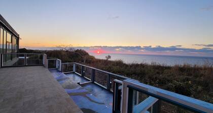 Familyroom106 Ocean and Mountain View / Asahi Chiba