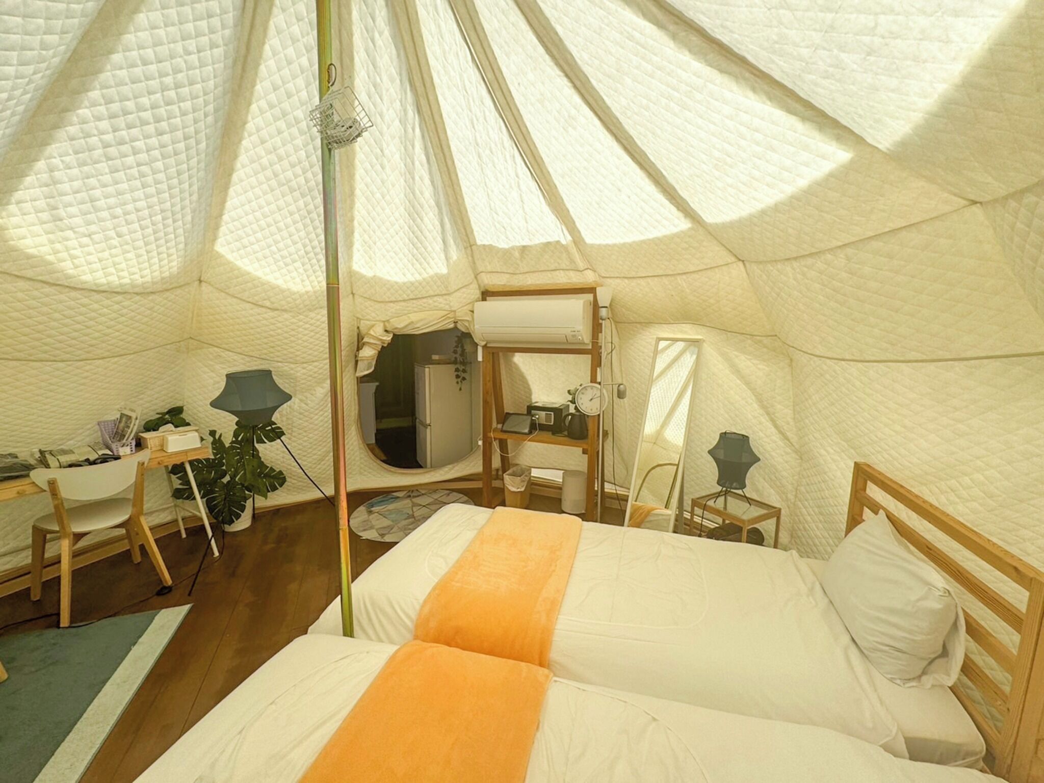 1 室のベッドルーム、デスク、WiFi (無料)、ベッドシーツ