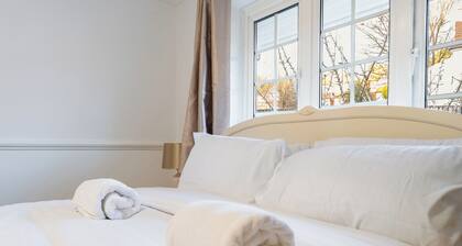 Purley House-Sleeps 8-Near Gatwick-Games Room