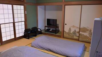 4 bedrooms, desk, iron/ironing board, free WiFi