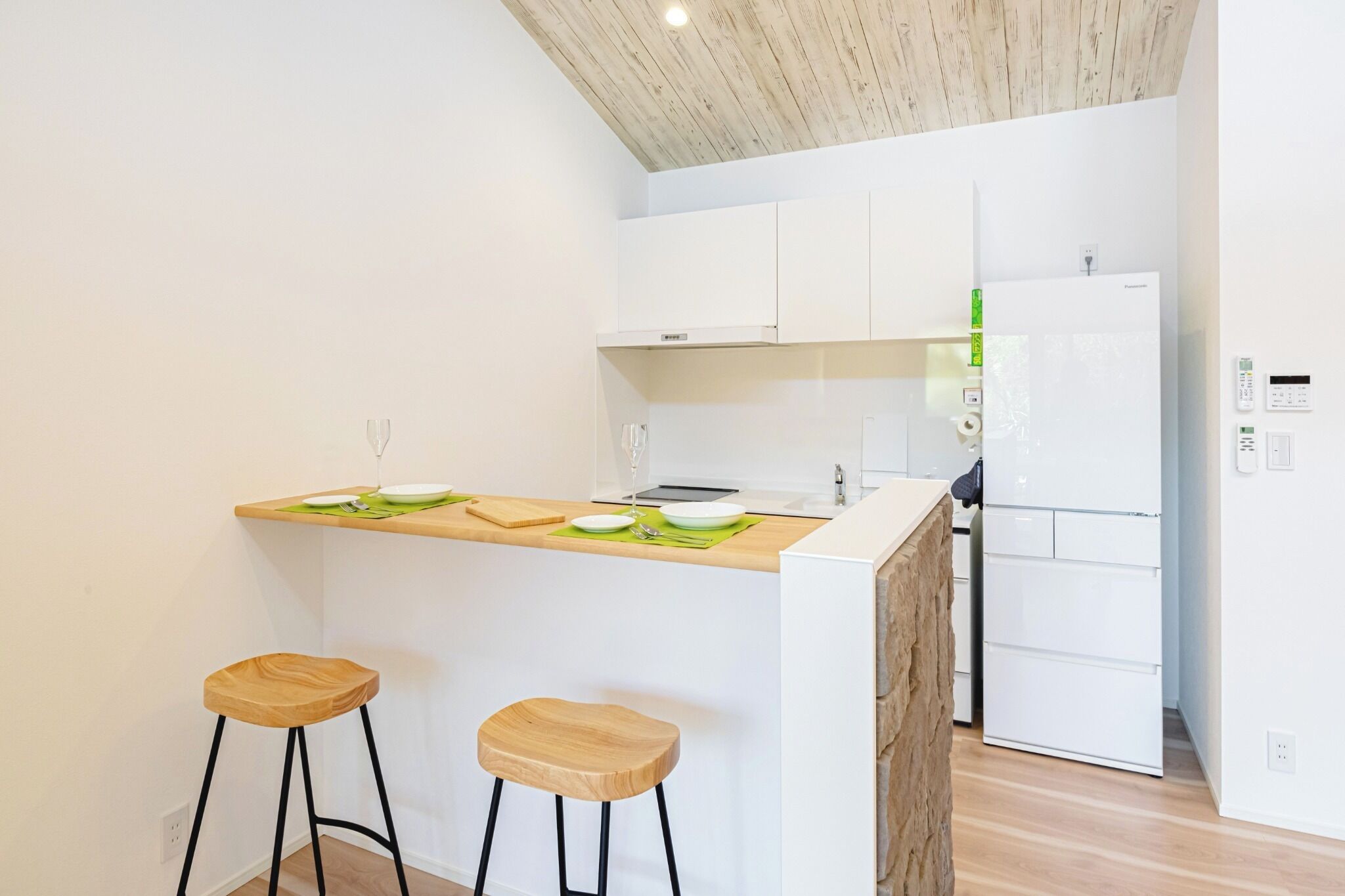 Kühlschrank, Mikrowelle, Kochgeschirr/Geschirr/Besteck