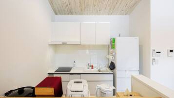 Kühlschrank, Mikrowelle, Kochgeschirr/Geschirr/Besteck