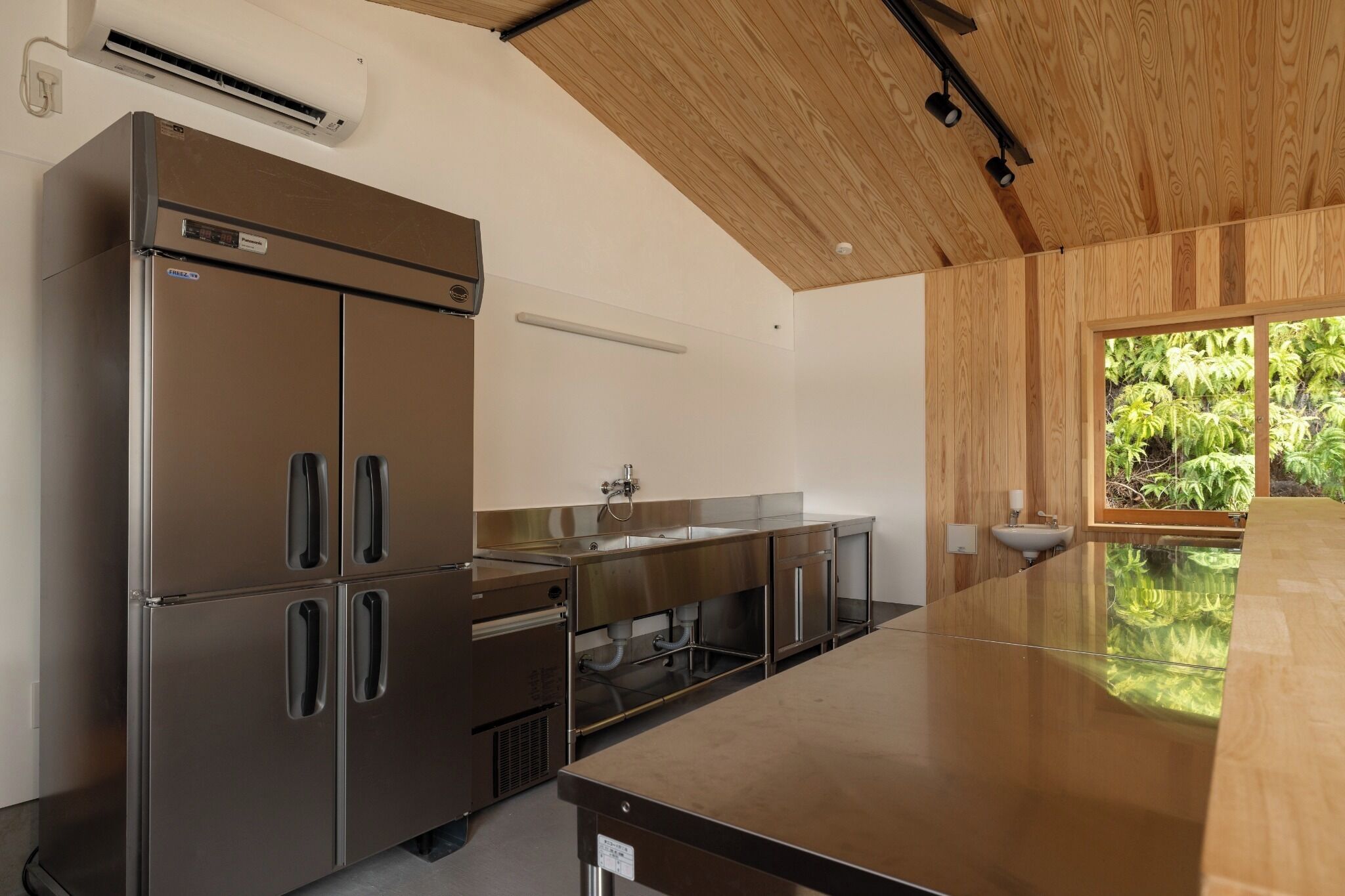 Een koelkast, een microgolfoven, een kookplaat