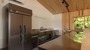 Fridge, microwave, stovetop, cookware/dishes/utensils