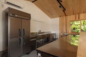 Réfrigérateur, micro-ondes, plaque de cuisson