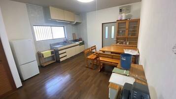 Fridge, microwave, stovetop, cookware/dishes/utensils