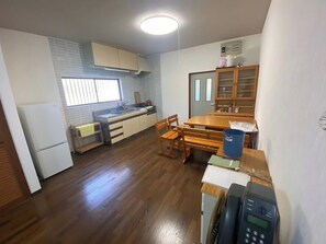Køleskab, mikrobølgeovn, kogeplade, køkkentøj/tallerkener/redskaber