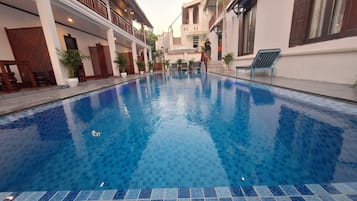 Una piscina al aire libre