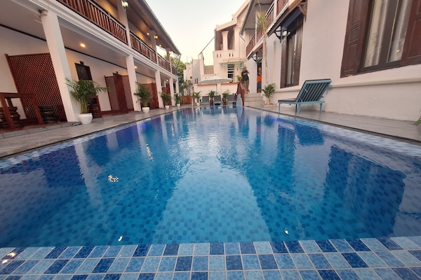 Una piscina al aire libre