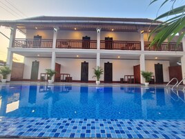 Ducha, secador de pelo, zapatillas y toallas