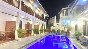 Una piscina al aire libre