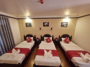 Skrivebord, blendingsgardiner, wi-fi (inkludert) og sengetøy