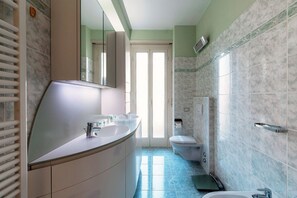 Een douche, een haardroger, een bidet, handdoeken