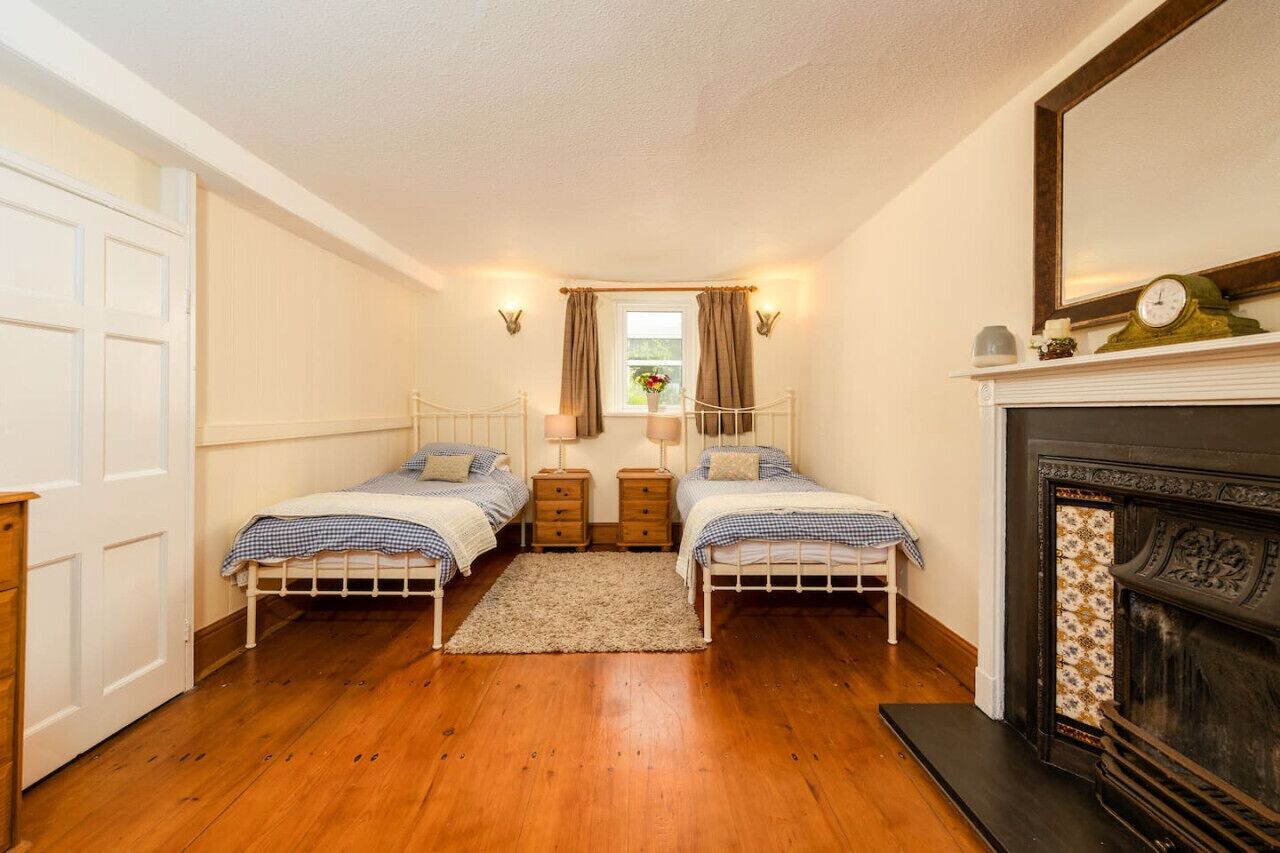 7 bedrooms, desk, iron/ironing board, WiFi