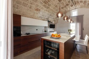 Frigorifero, forno, piano cottura, lavastoviglie