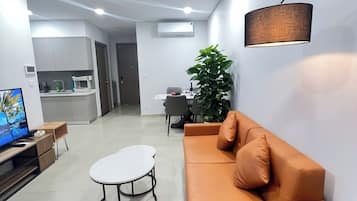 Departamento superior, 2 habitaciones, cocina, vista a la ciudad | Área de sala de estar | Televisión de pantalla plana de 35 pulgadas con canales por cable