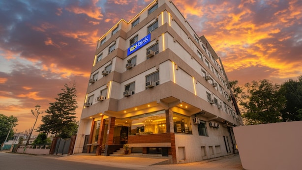 Un hôtel à plusieurs étages au design moderne, reconnaissable à son grand panneau « fobHotels ».