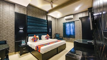 Deluxe Room | Egyptian cotton sheets, premium bedding, in-room safe