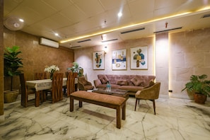Lobby sitting area - Fabhotel Bharat Continental (New Delhi)