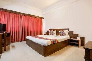 Deluxe Room | Egyptian cotton sheets, premium bedding, in-room safe