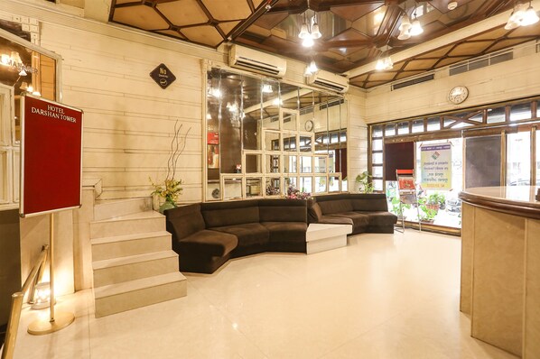 Lobby sitting area - Fabhotel Darshan Tower (Nagpur)