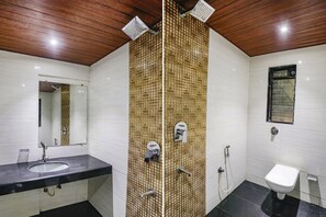 Shower, rainfall showerhead, towels, toilet paper - Fabhotel Twigo Inn (Mumbai)
