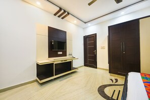 In-room safe, blackout drapes, free WiFi, bed sheets - Fabhotel Rudraksh Residency (New Delhi)