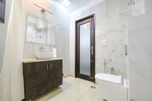 Douche, douche à « effet pluie », articles de toilette gratuits