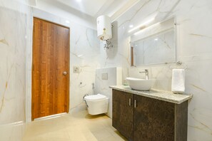 تجهيزات دش، دُش غزير، مستلزمات مجانية للعناية الشخصية، مناشف