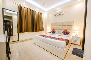 Egyptian cotton sheets, premium bedding, free WiFi, bed sheets - Fabhotel Ak Villa (New Delhi)