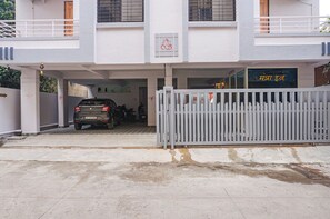 Pintu masuk properti