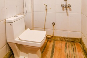 Quarto luxo | Banheiro | Chuveiro, chuveiro com efeito de chuva, toalhas de banho 