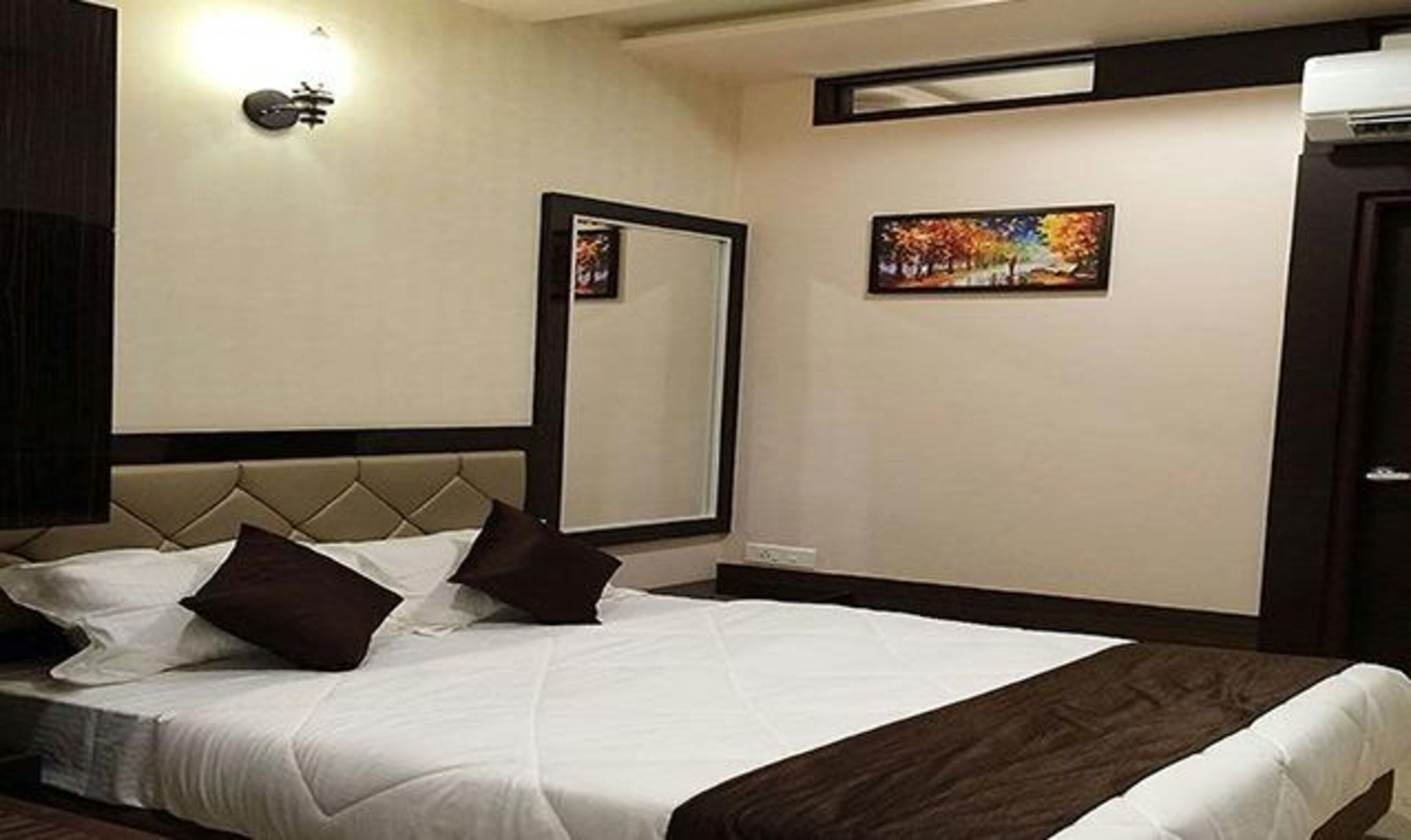 Egyptian cotton sheets, premium bedding, in-room safe, free WiFi